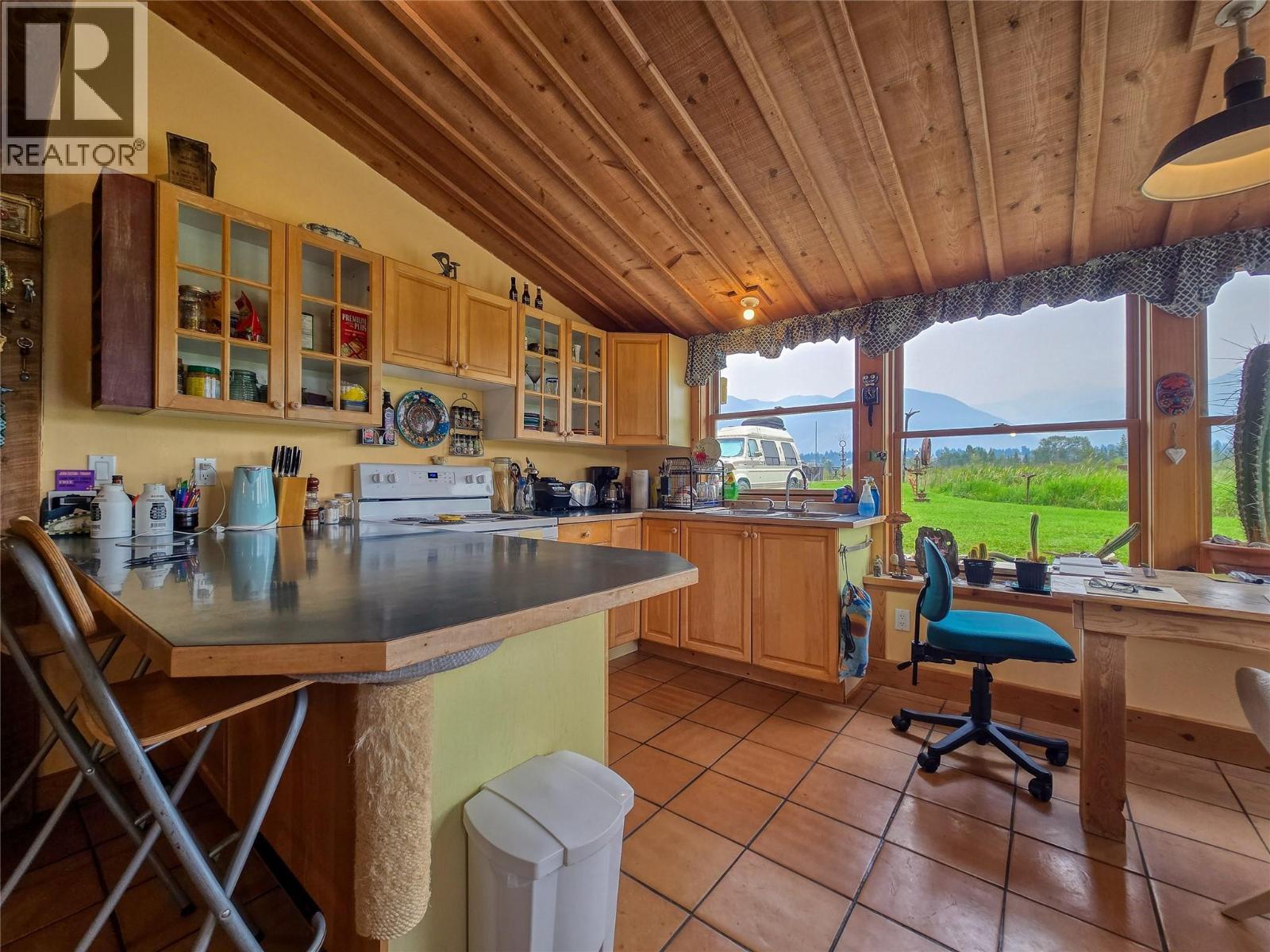 9498 Westside Road, Invermere, BC - Indoor Photo Showing Kitchen