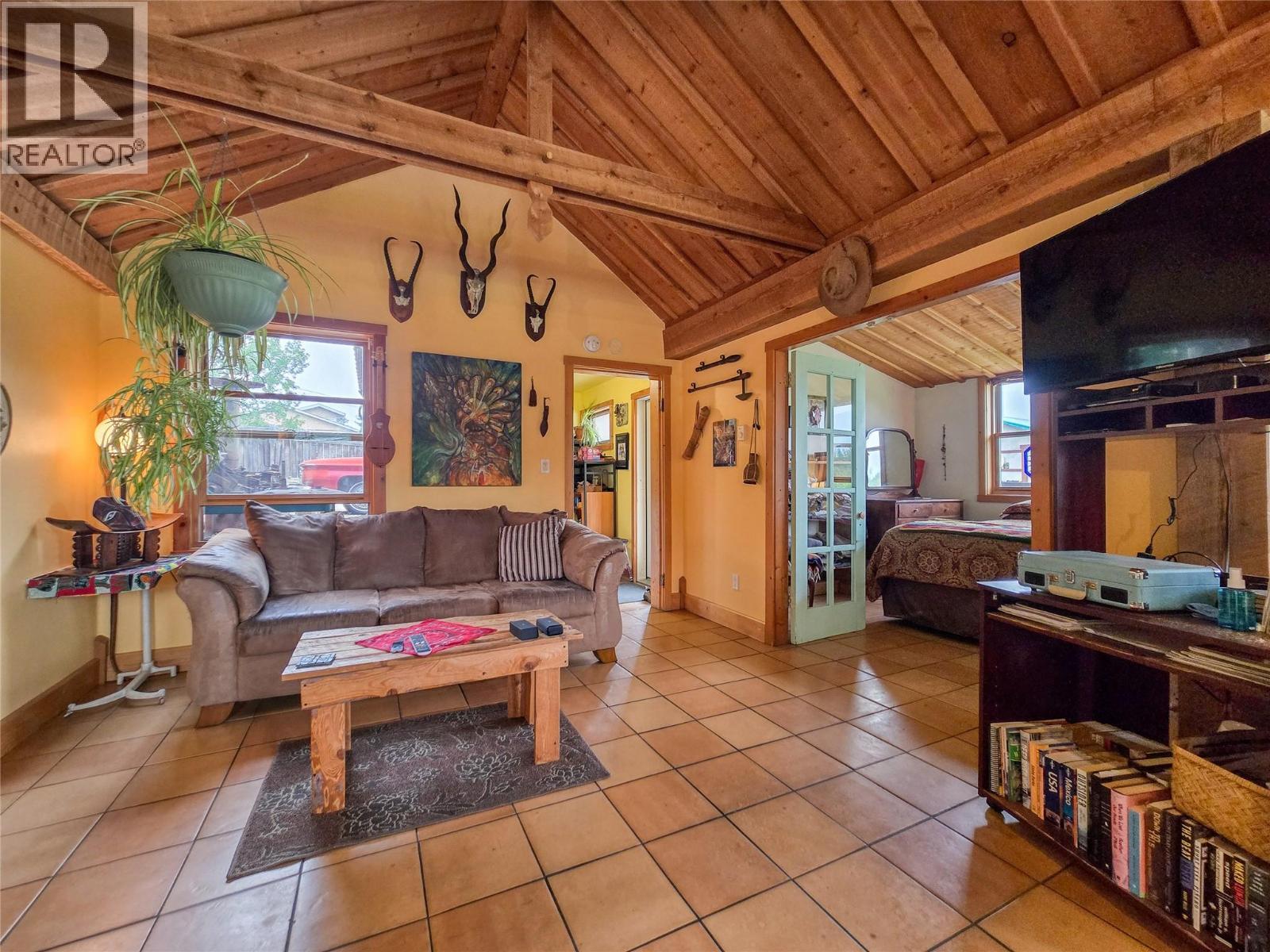 9498 Westside Road, Invermere, BC - Indoor Photo Showing Living Room