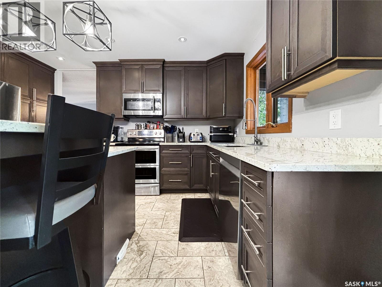 407 Chitek Crescent, Saskatoon, SK - Indoor Photo Showing Kitchen With Upgraded Kitchen