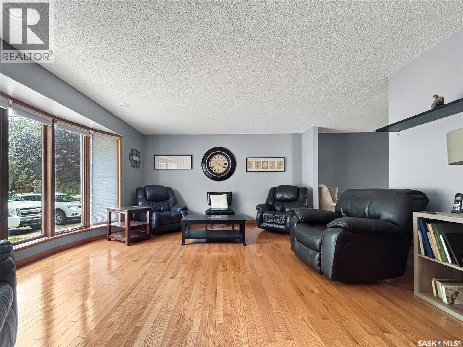 407 Chitek Crescent, Saskatoon, SK - Indoor Photo Showing Living Room