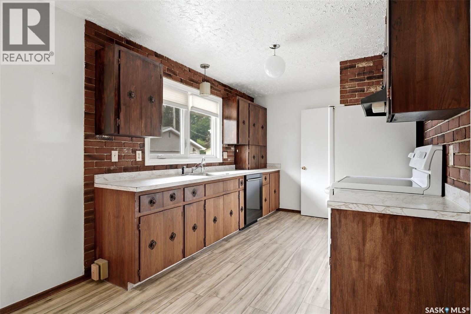 65 Mccaul Crescent, Regina, SK - Indoor Photo Showing Kitchen