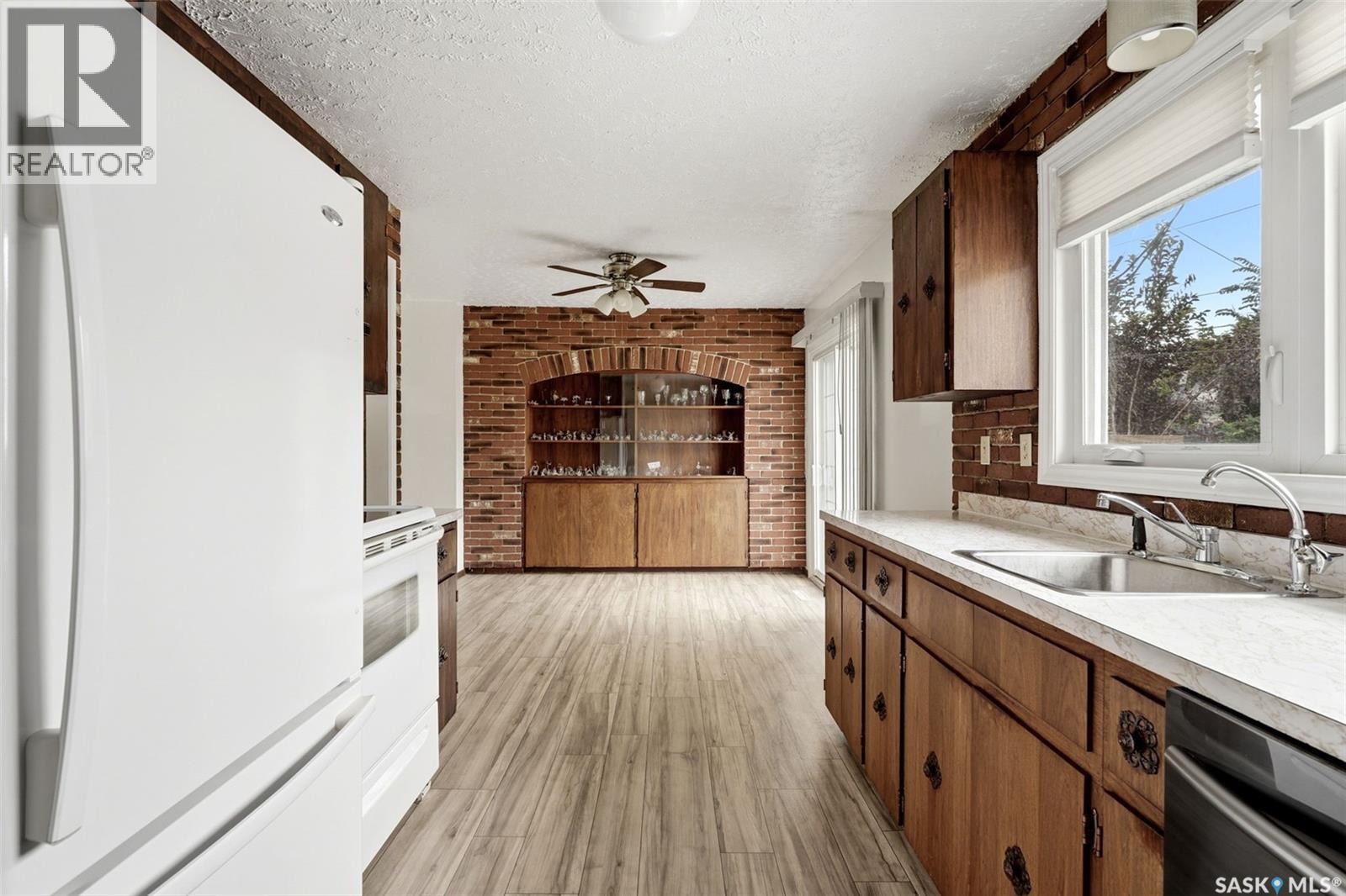 65 Mccaul Crescent, Regina, SK - Indoor Photo Showing Kitchen