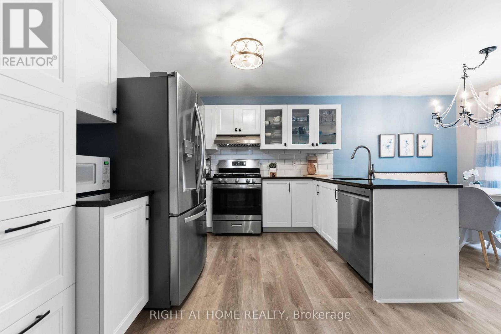25 Waterton Crescent, Ottawa, ON - Indoor Photo Showing Kitchen