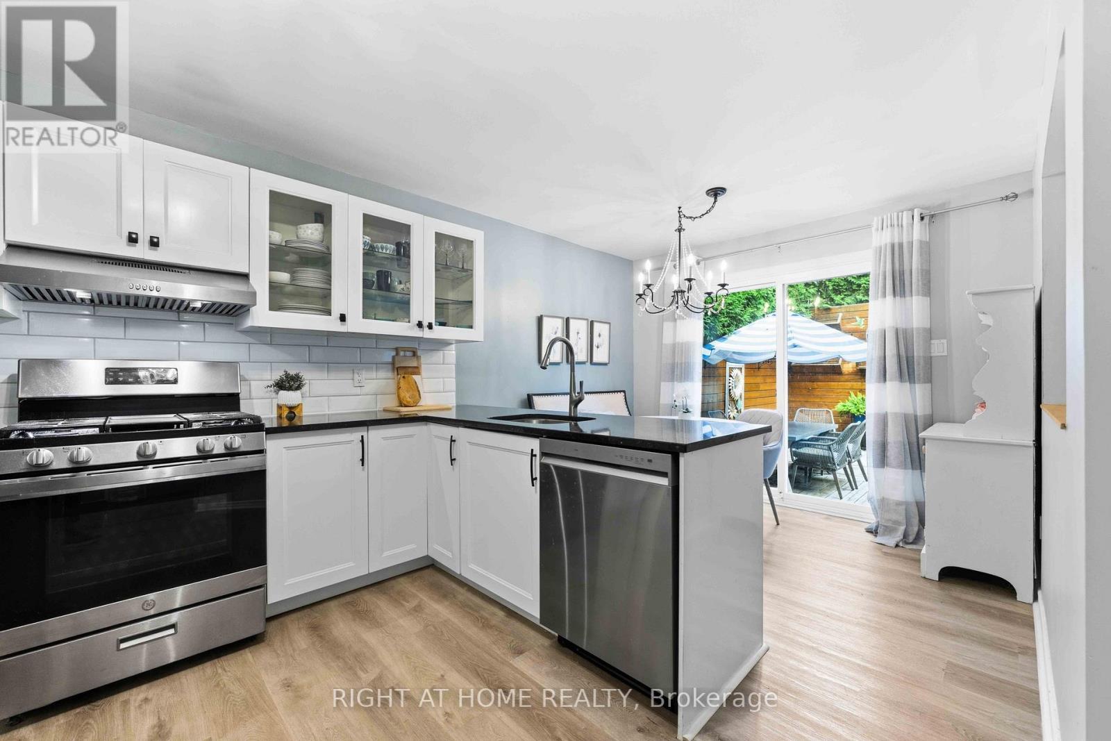 25 Waterton Crescent, Ottawa, ON - Indoor Photo Showing Kitchen With Upgraded Kitchen