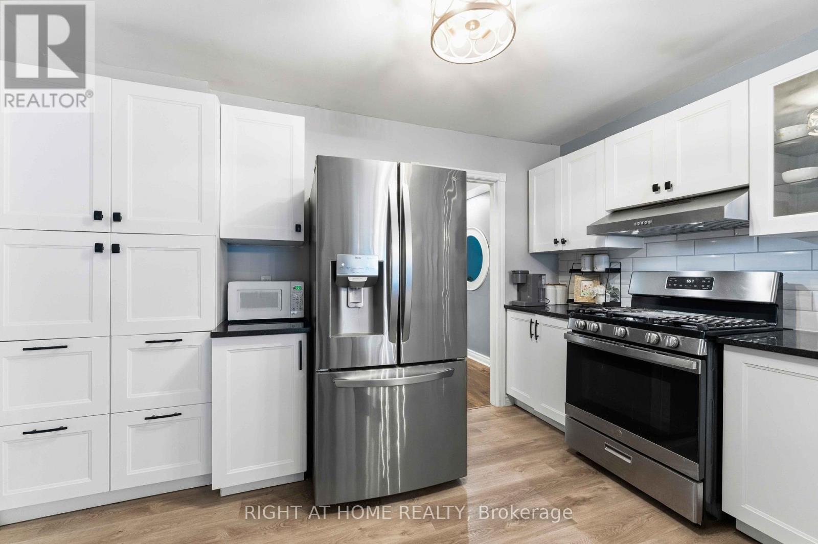 25 Waterton Crescent, Ottawa, ON - Indoor Photo Showing Kitchen