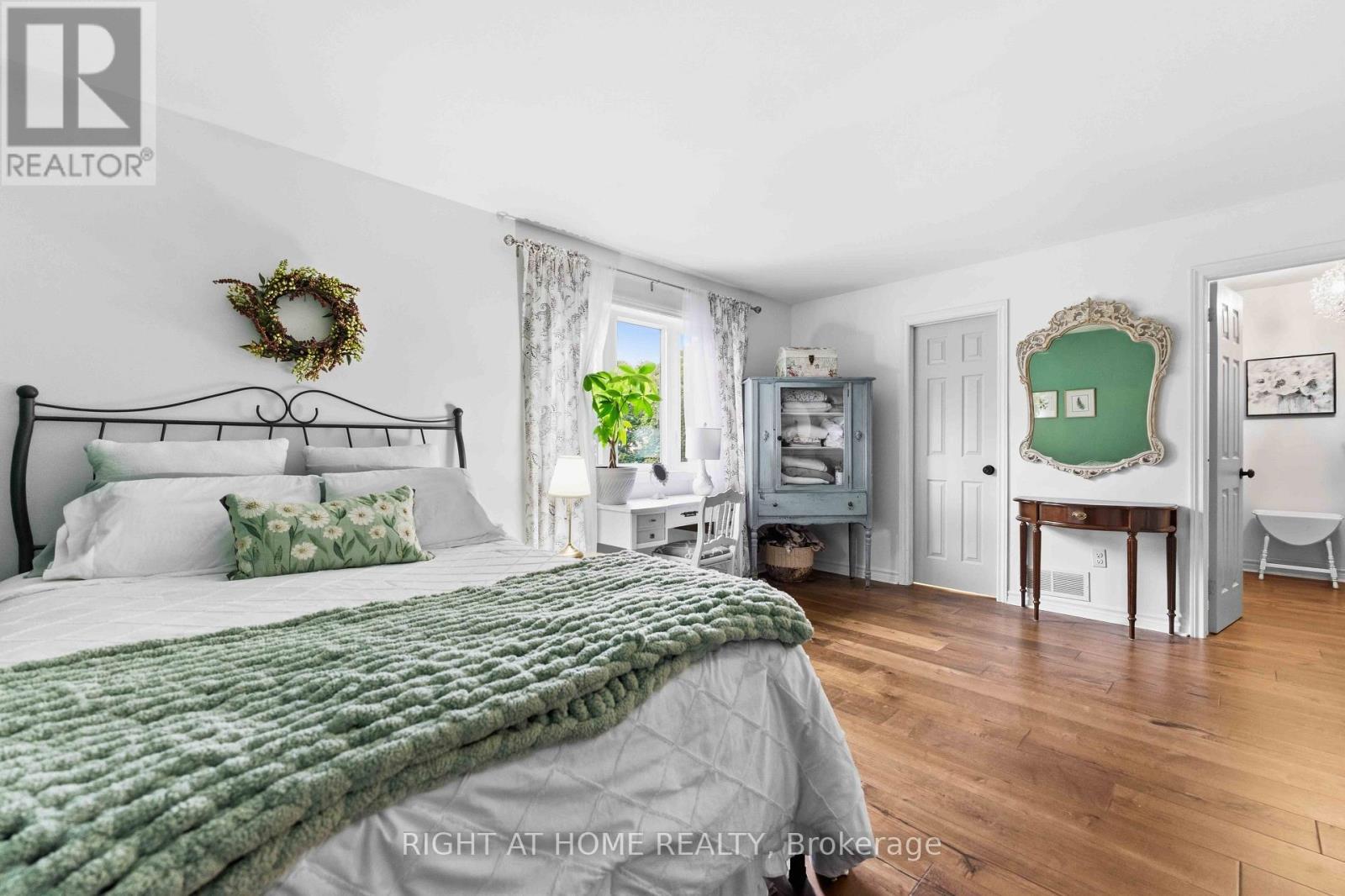 25 Waterton Crescent, Ottawa, ON - Indoor Photo Showing Bedroom