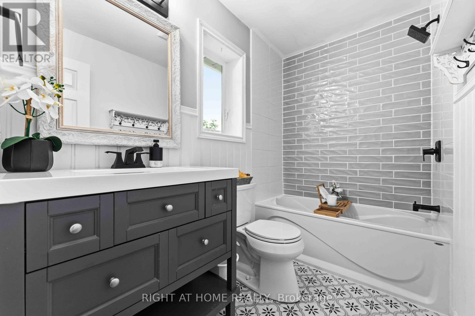 25 Waterton Crescent, Ottawa, ON - Indoor Photo Showing Bathroom