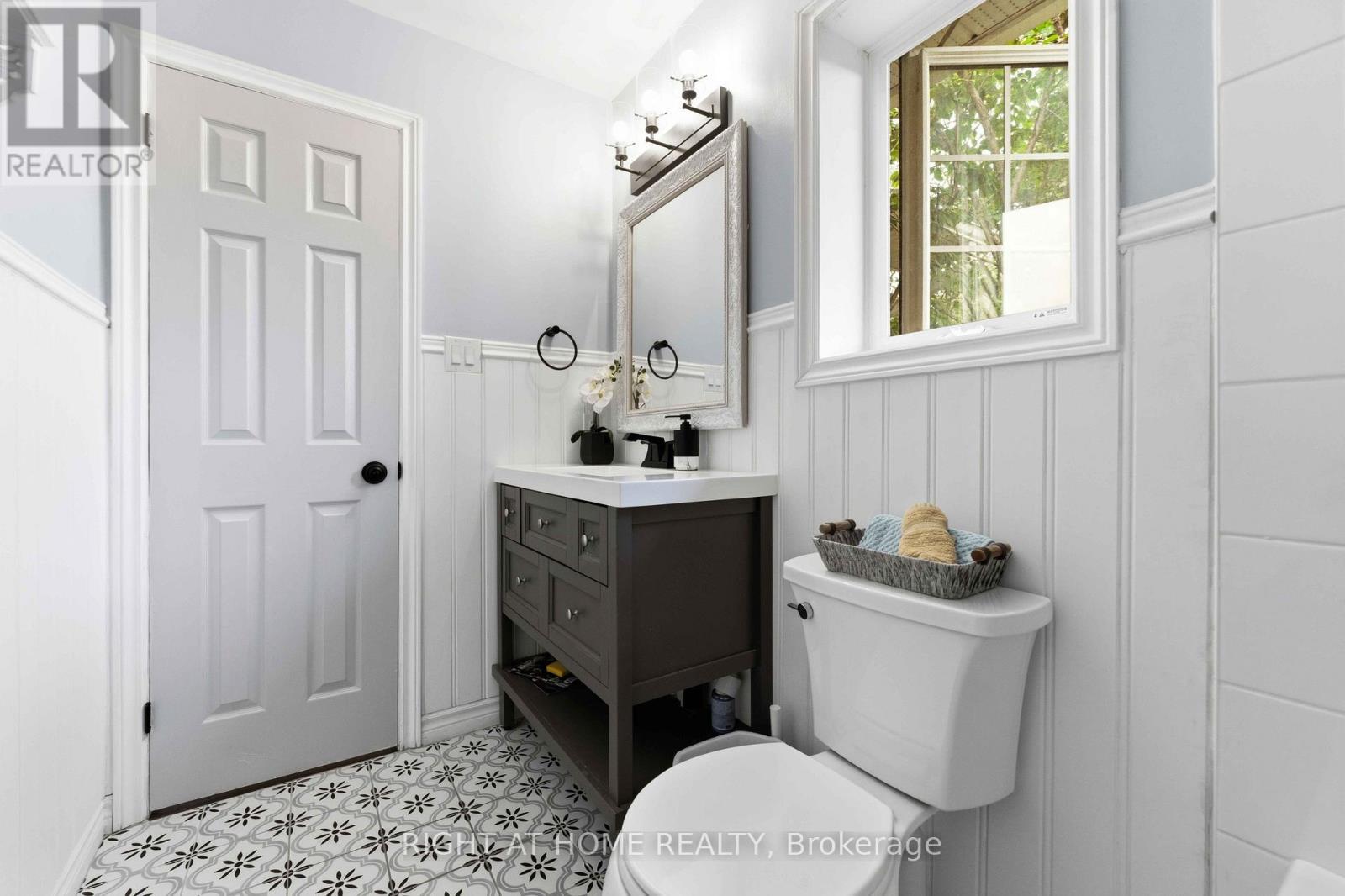 25 Waterton Crescent, Ottawa, ON - Indoor Photo Showing Bathroom