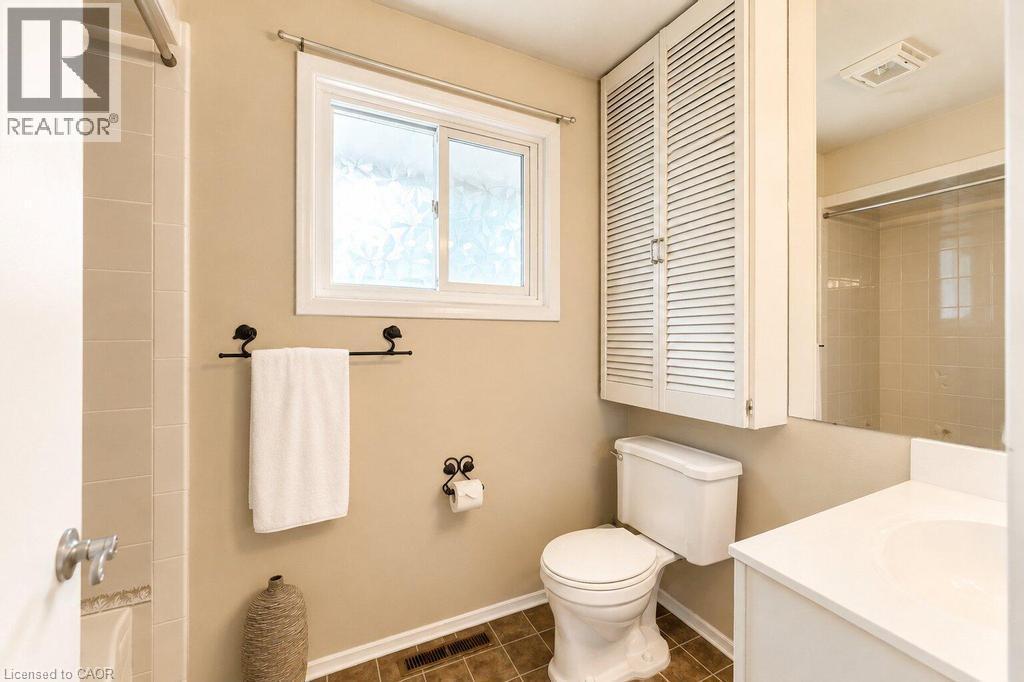 120 Stone Church Road W, Hamilton, ON - Indoor Photo Showing Bathroom
