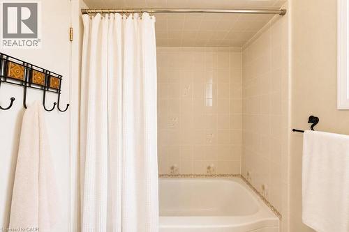 120 Stone Church Road W, Hamilton, ON - Indoor Photo Showing Bathroom