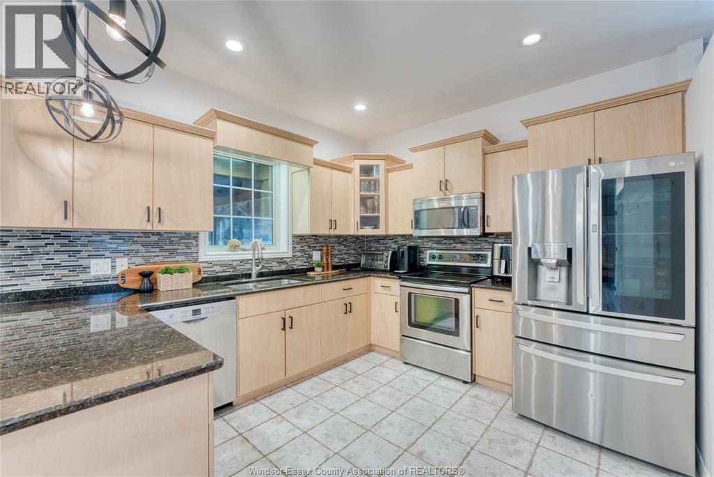 937 Pavan, Windsor, ON - Indoor Photo Showing Kitchen