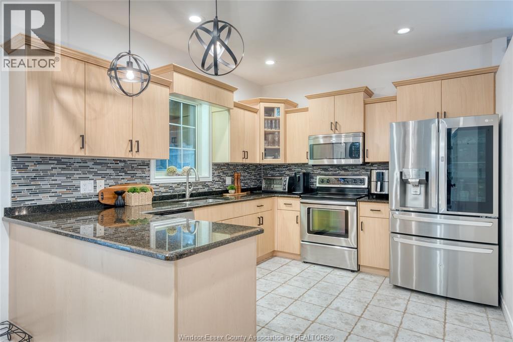 937 Pavan, Windsor, ON - Indoor Photo Showing Kitchen