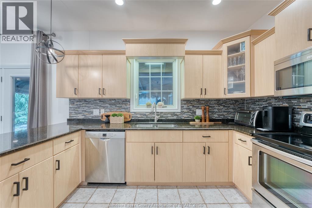 937 Pavan, Windsor, ON - Indoor Photo Showing Kitchen