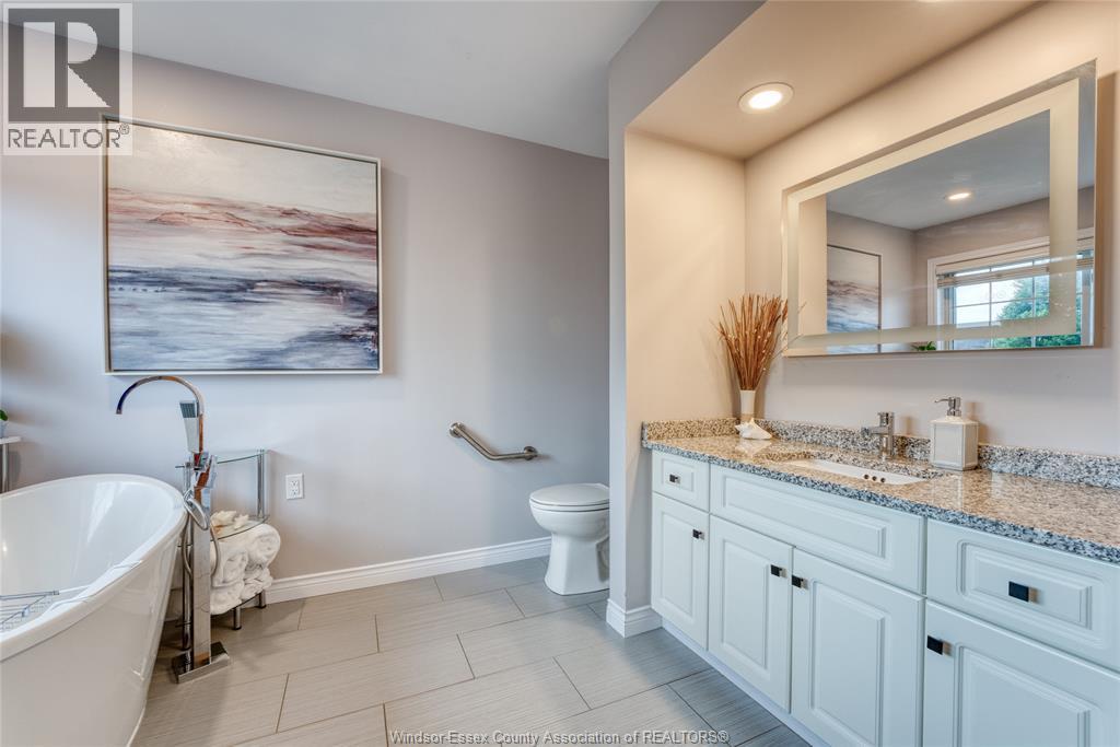937 Pavan, Windsor, ON - Indoor Photo Showing Bathroom