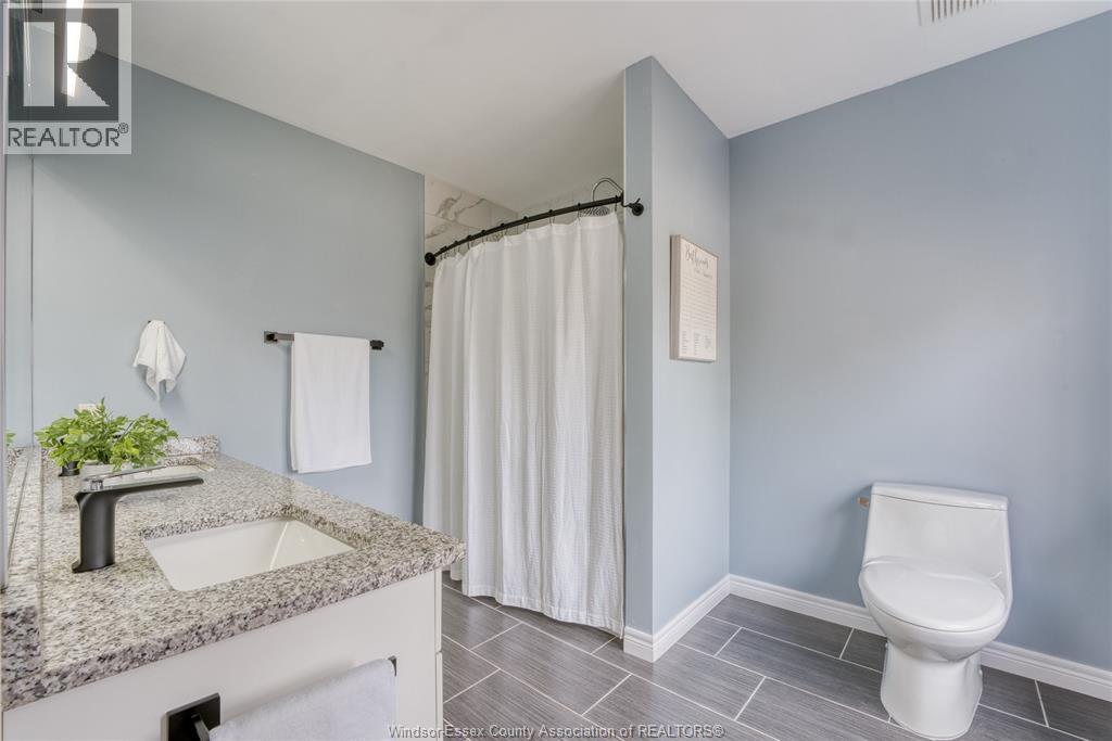 937 Pavan, Windsor, ON - Indoor Photo Showing Bathroom