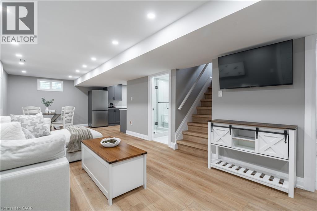 368 Caithness Street, Caledonia, ON - Indoor Photo Showing Living Room