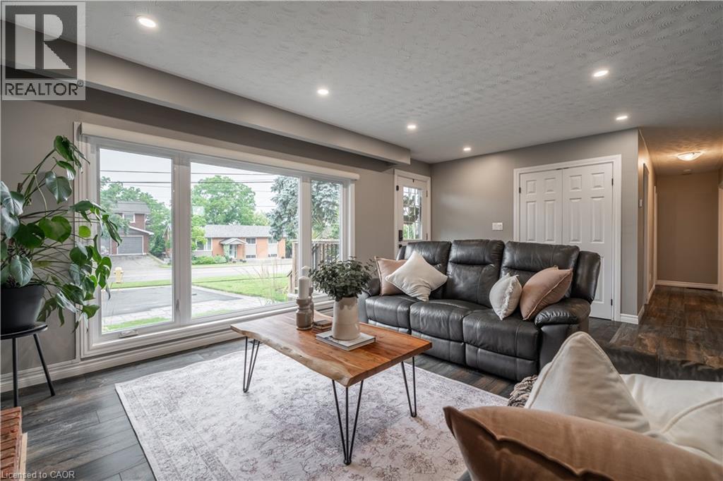 368 Caithness Street, Caledonia, ON - Indoor Photo Showing Living Room