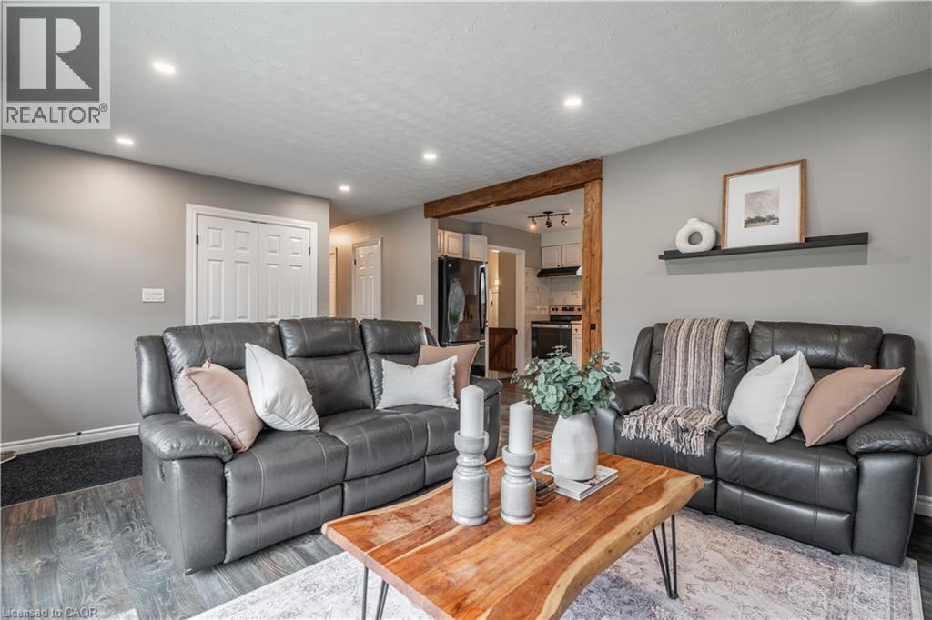 368 Caithness Street, Caledonia, ON - Indoor Photo Showing Living Room