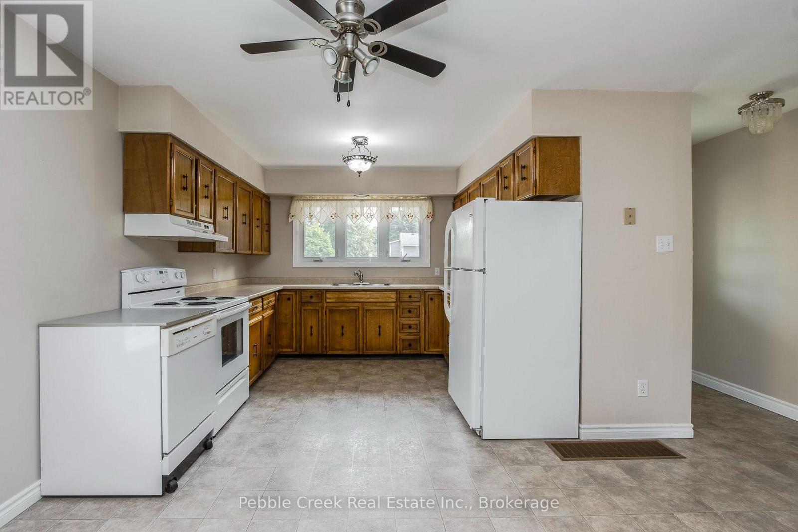 172 Elgin Avenue W, Goderich (Goderich (Town)), ON - Indoor Photo Showing Kitchen