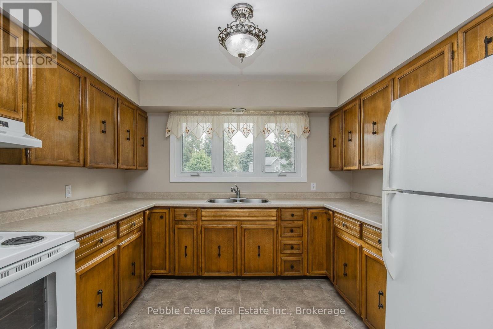 172 Elgin Avenue W, Goderich (Goderich (Town)), ON - Indoor Photo Showing Kitchen With Double Sink