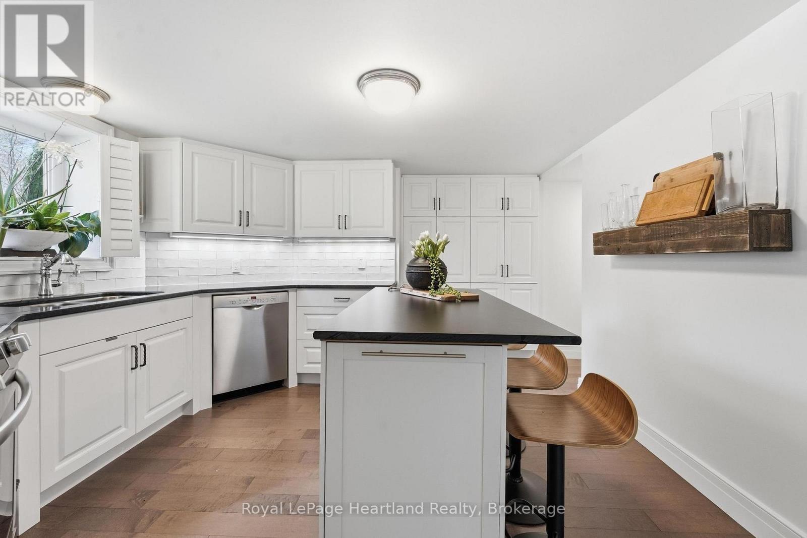 100 - 5 Cobourg Street, Goderich (Goderich (Town)), ON - Indoor Photo Showing Kitchen