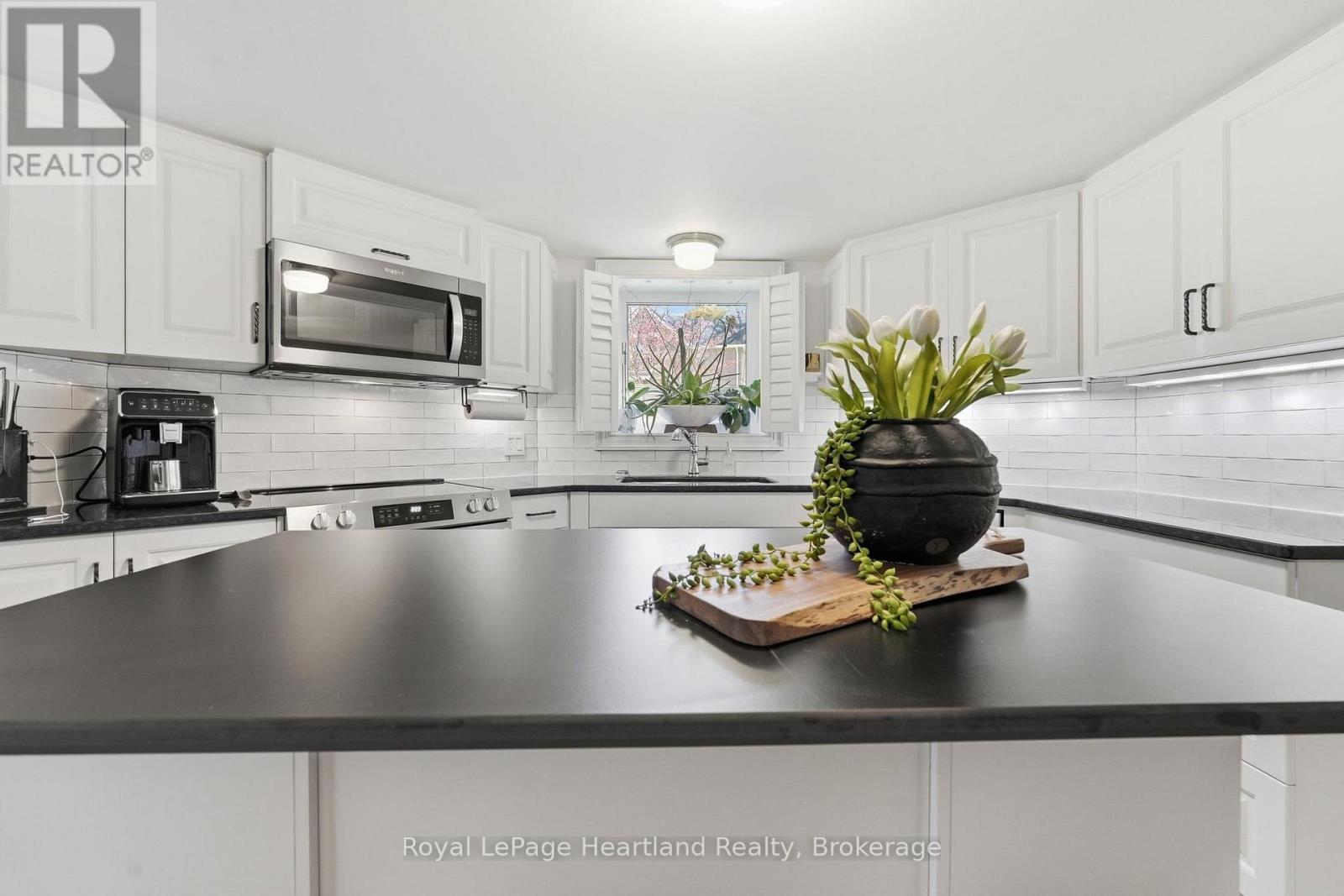 100 - 5 Cobourg Street, Goderich (Goderich (Town)), ON - Indoor Photo Showing Kitchen With Upgraded Kitchen