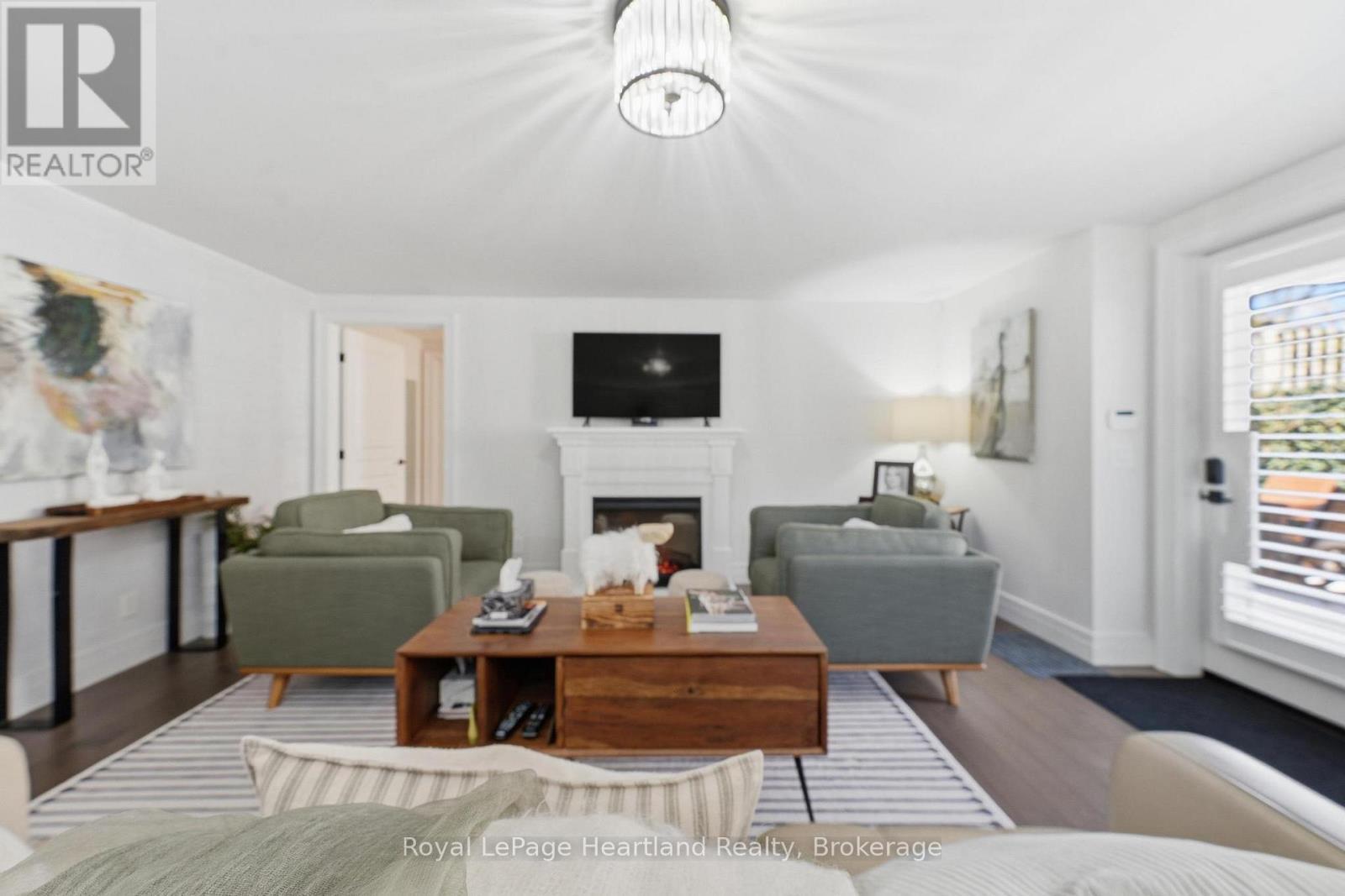 100 - 5 Cobourg Street, Goderich (Goderich (Town)), ON - Indoor Photo Showing Living Room With Fireplace