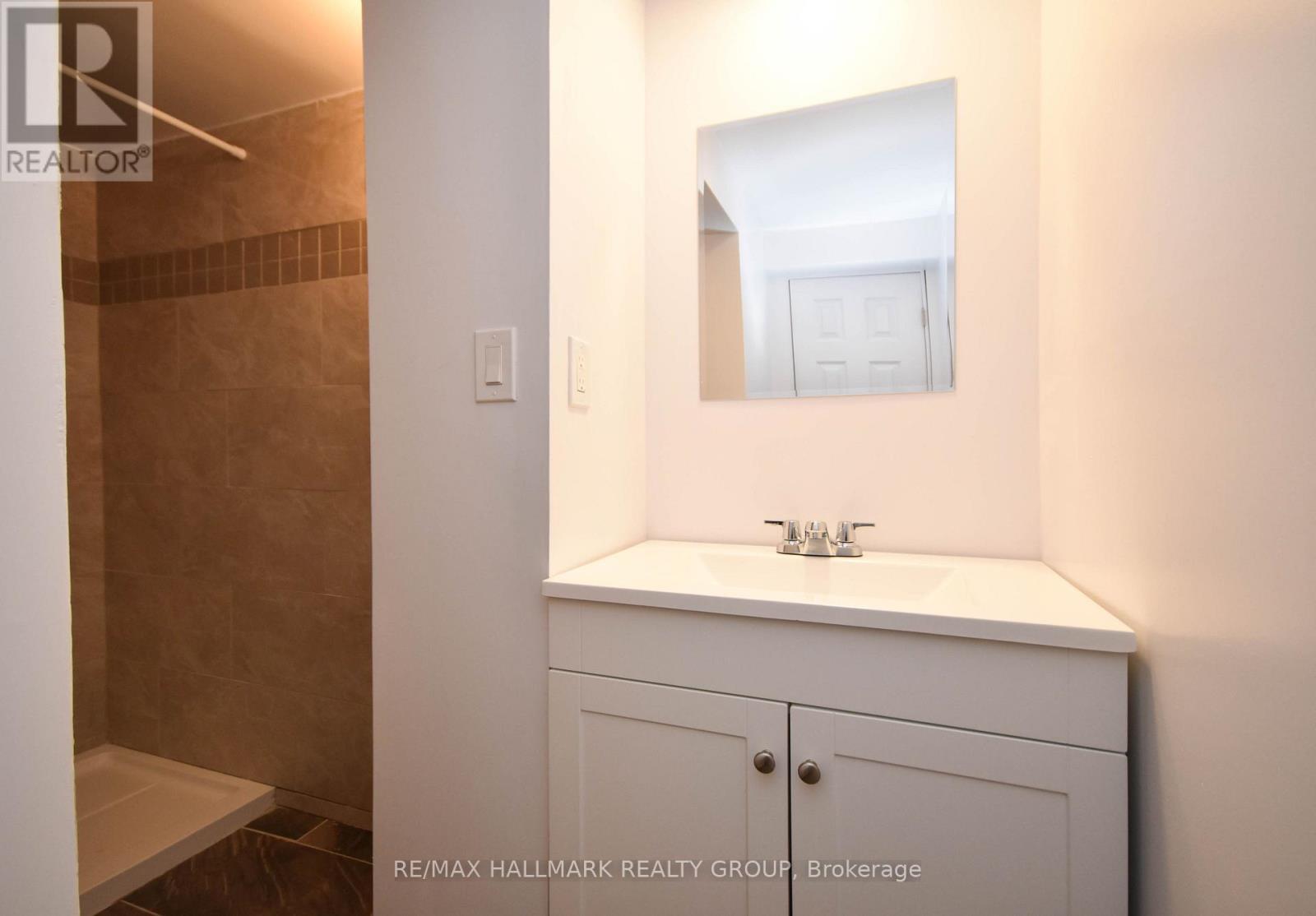 759 Adams Avenue, Ottawa, ON - Indoor Photo Showing Bathroom