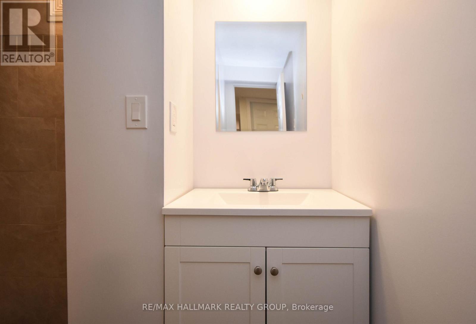 759 Adams Avenue, Ottawa, ON - Indoor Photo Showing Bathroom