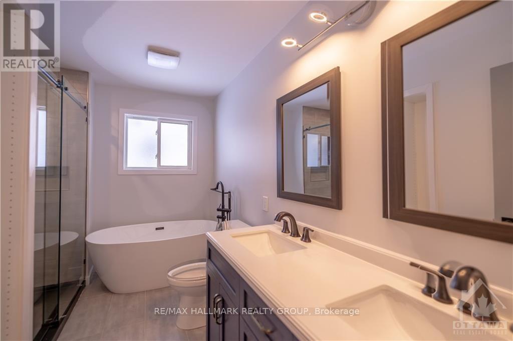 759 Adams Avenue, Ottawa, ON - Indoor Photo Showing Bathroom