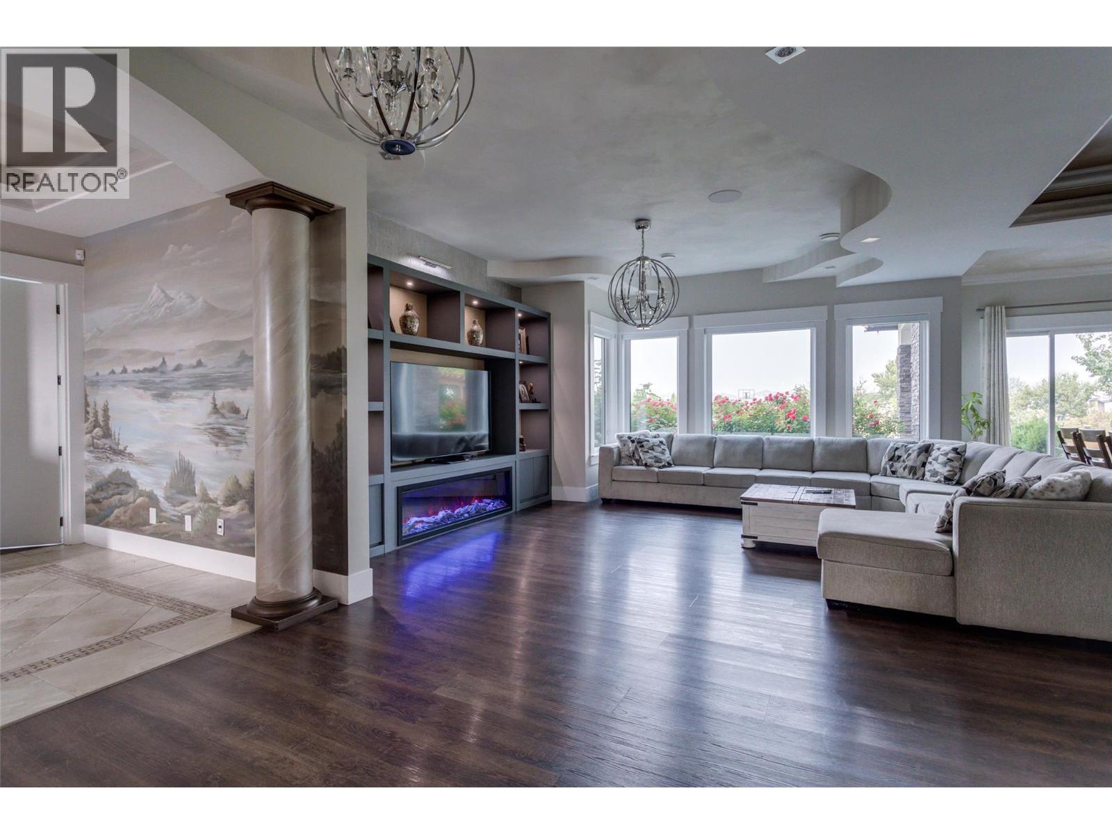 3666 Benvoulin Road, Kelowna, BC - Indoor Photo Showing Living Room