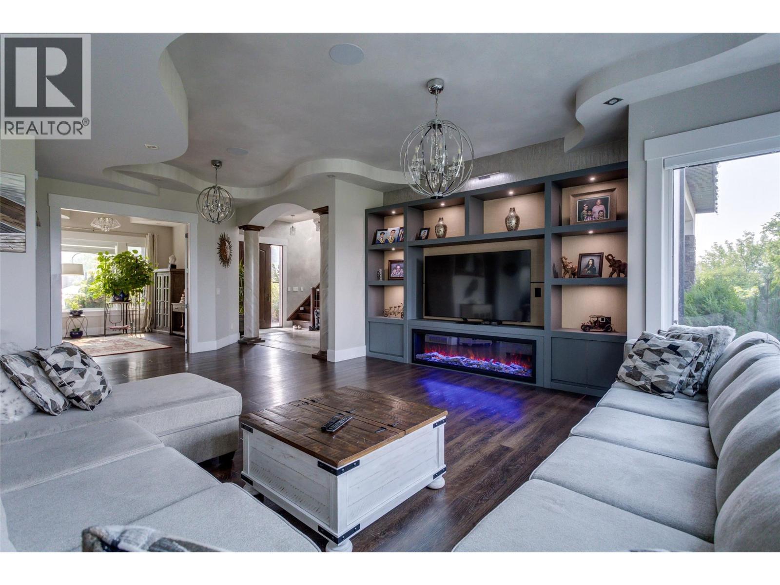 3666 Benvoulin Road, Kelowna, BC - Indoor Photo Showing Living Room