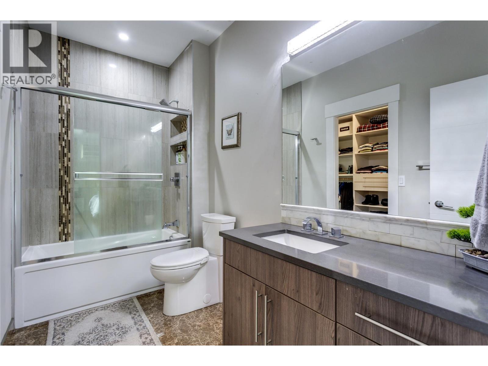 3666 Benvoulin Road, Kelowna, BC - Indoor Photo Showing Bathroom
