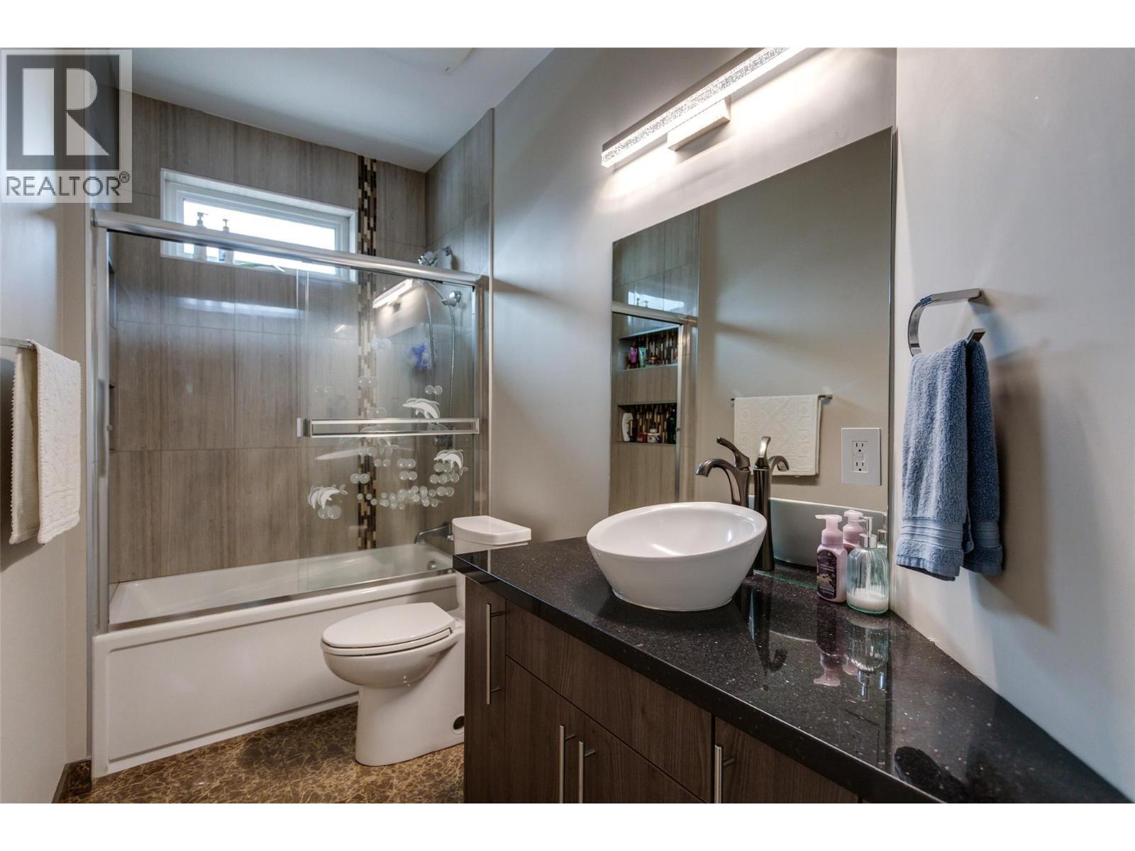3666 Benvoulin Road, Kelowna, BC - Indoor Photo Showing Bathroom