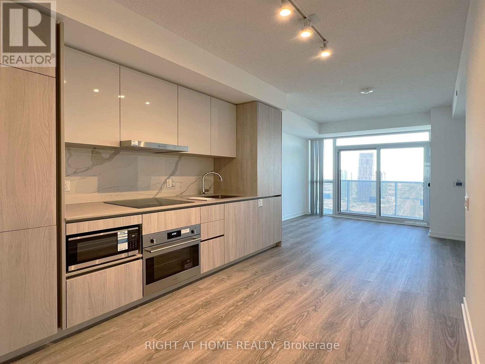 3907 - 8 Interchange Way, Vaughan, ON - Indoor Photo Showing Kitchen