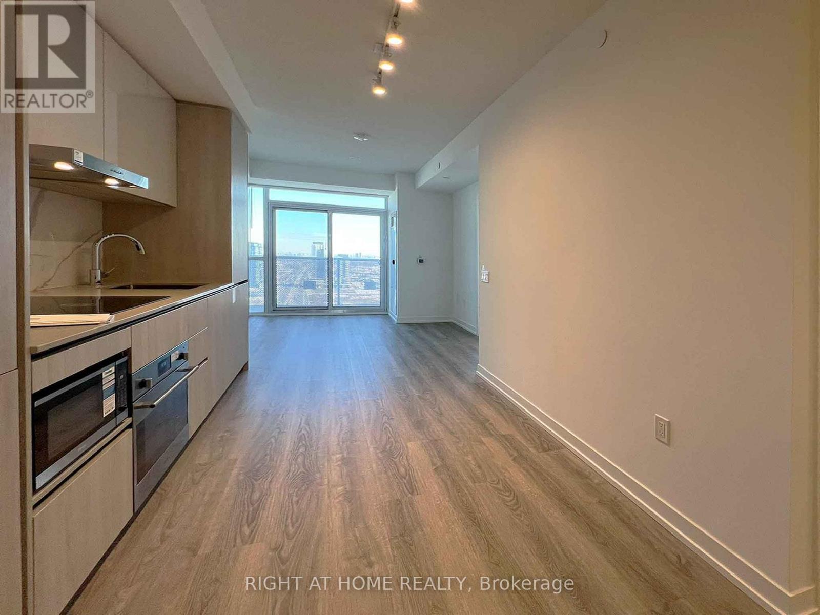 3907 - 8 Interchange Way, Vaughan, ON - Indoor