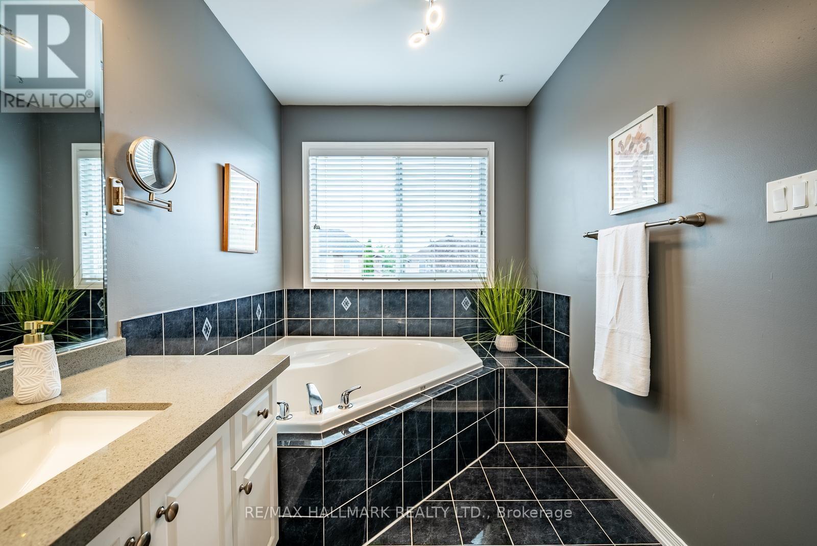 25 Starr Crescent, Aurora, ON