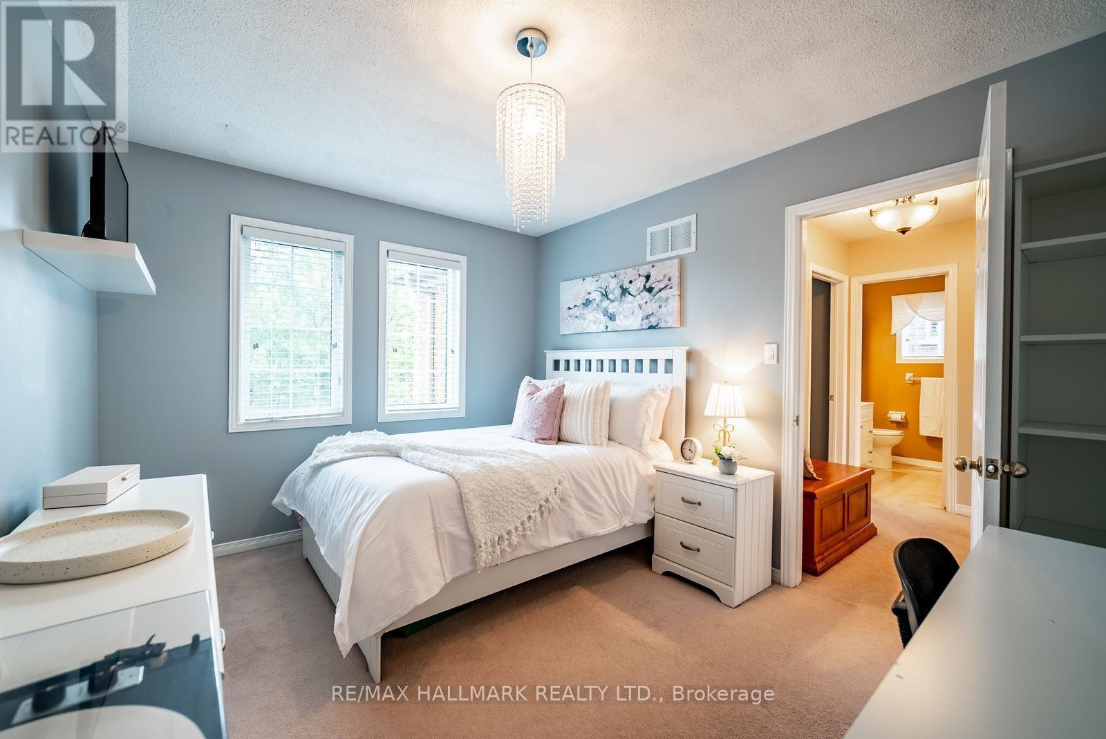 25 Starr Crescent, Aurora, ON