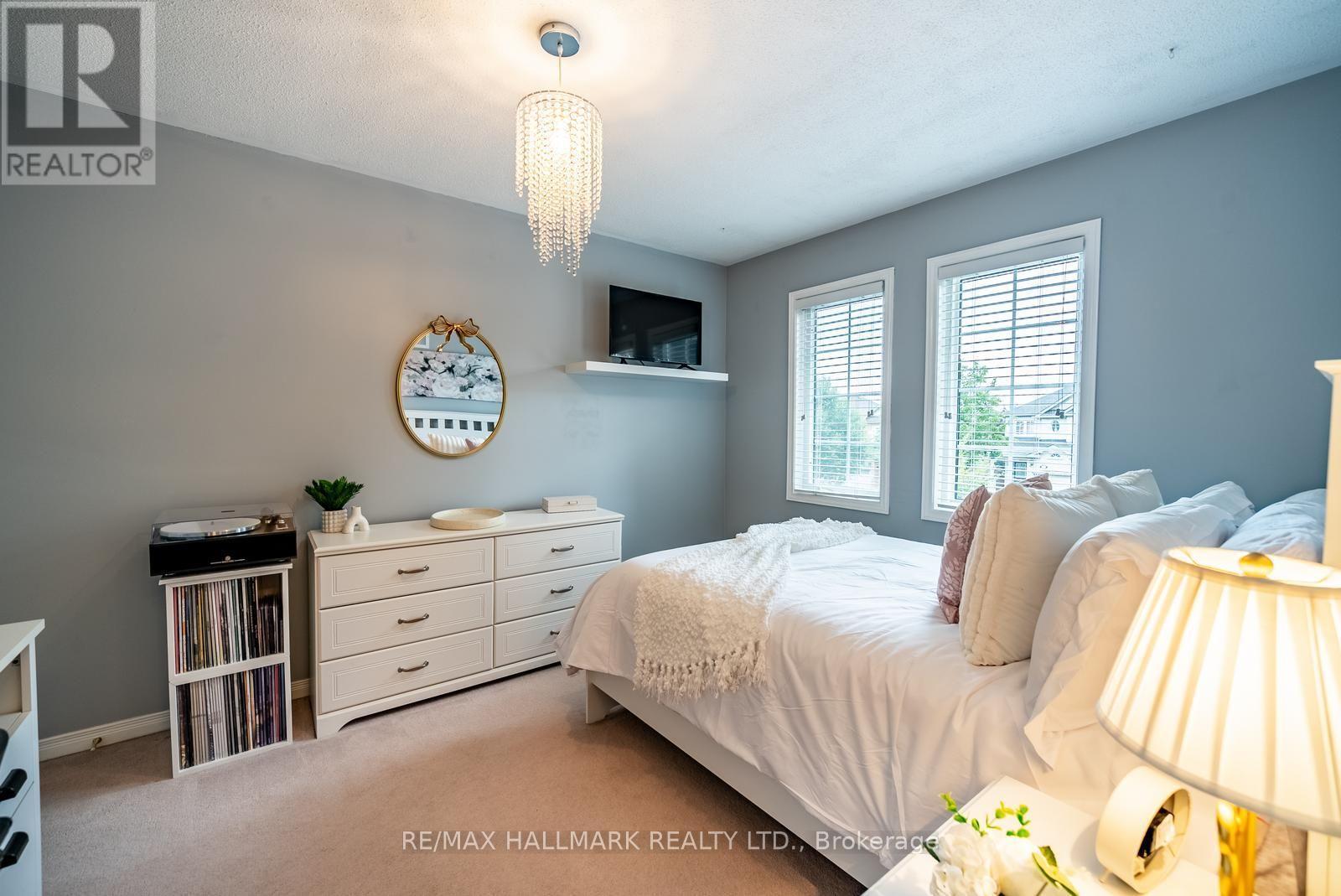 25 Starr Crescent, Aurora, ON