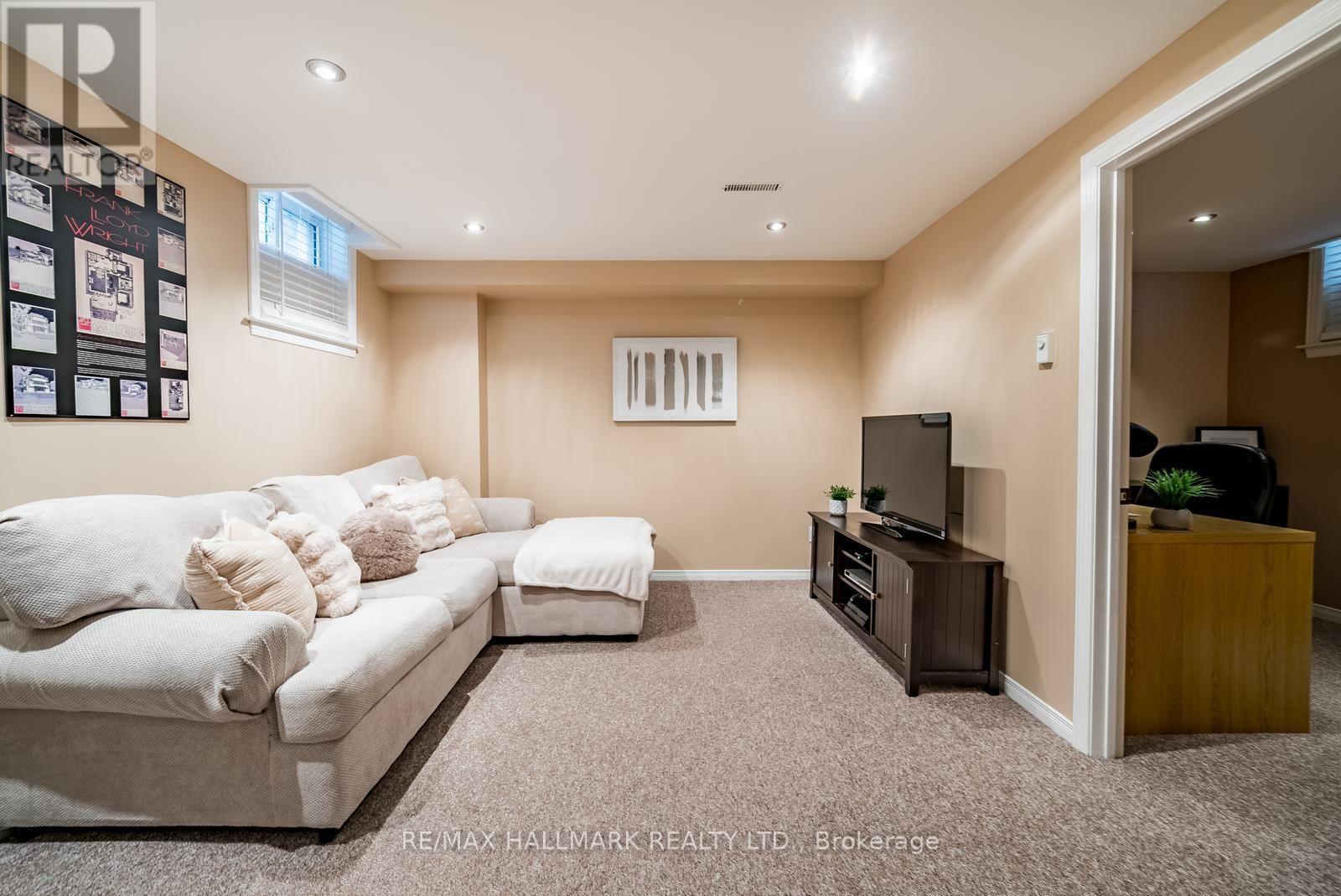 25 Starr Crescent, Aurora, ON