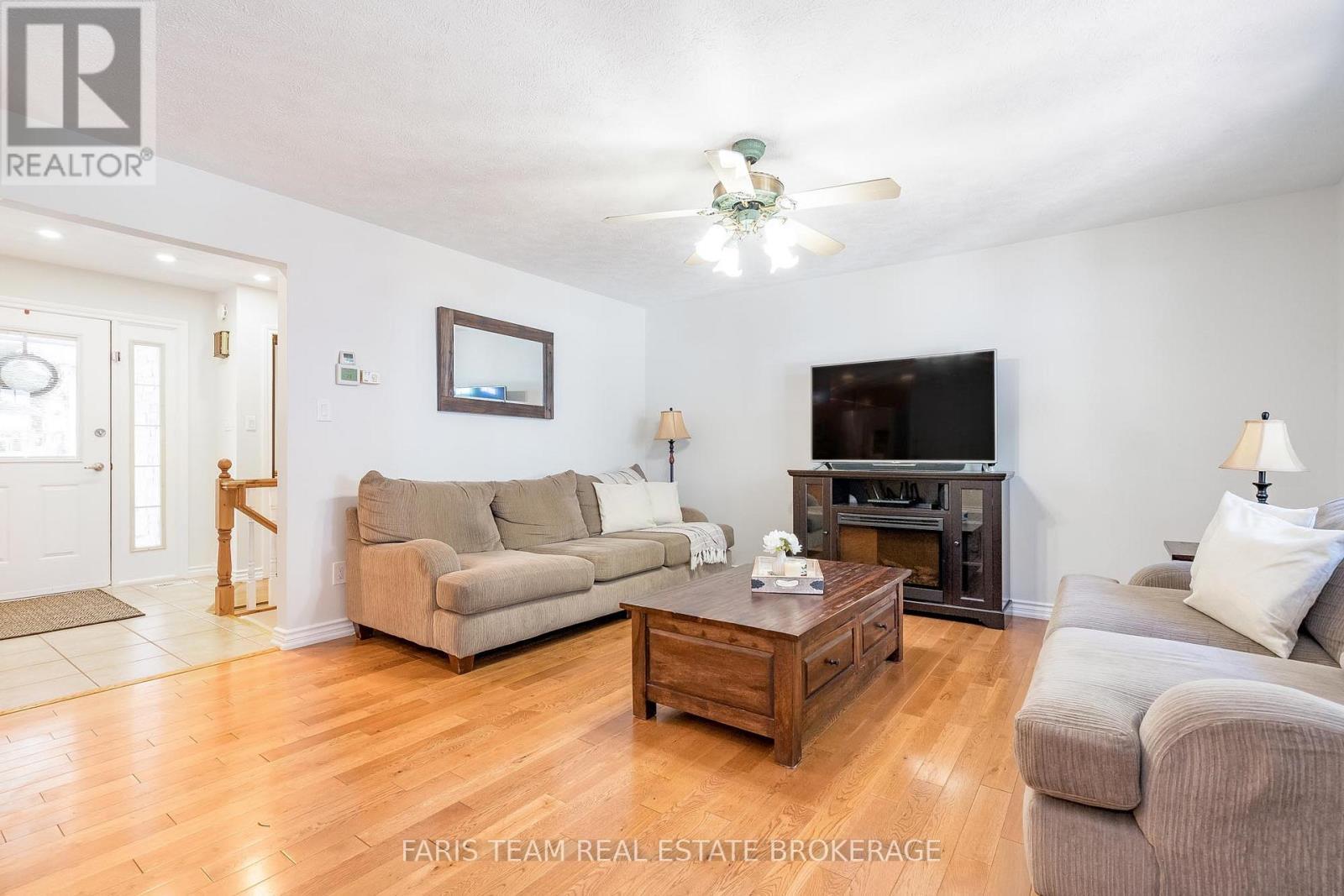 21 Maryjane Road, Tiny, ON - Indoor Photo Showing Living Room