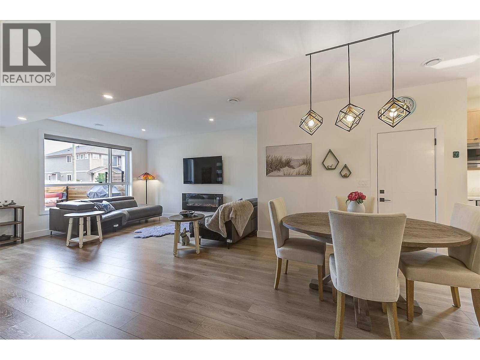 Open-concept main floor - 747 Patterson Avenue Unit# 2, Kelowna, BC - Indoor