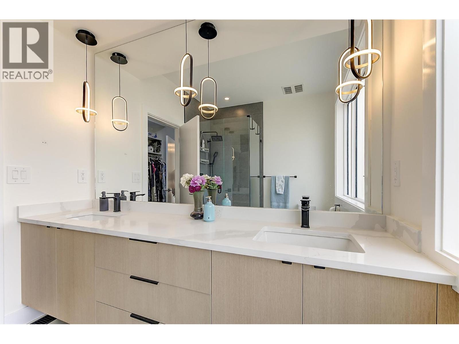 Bright 4-piece ensuite features a generous double-sink vanity with quartz countertop and expansive mirror - 747 Patterson Avenue Unit# 2, Kelowna, BC - Indoor Photo Showing Bathroom