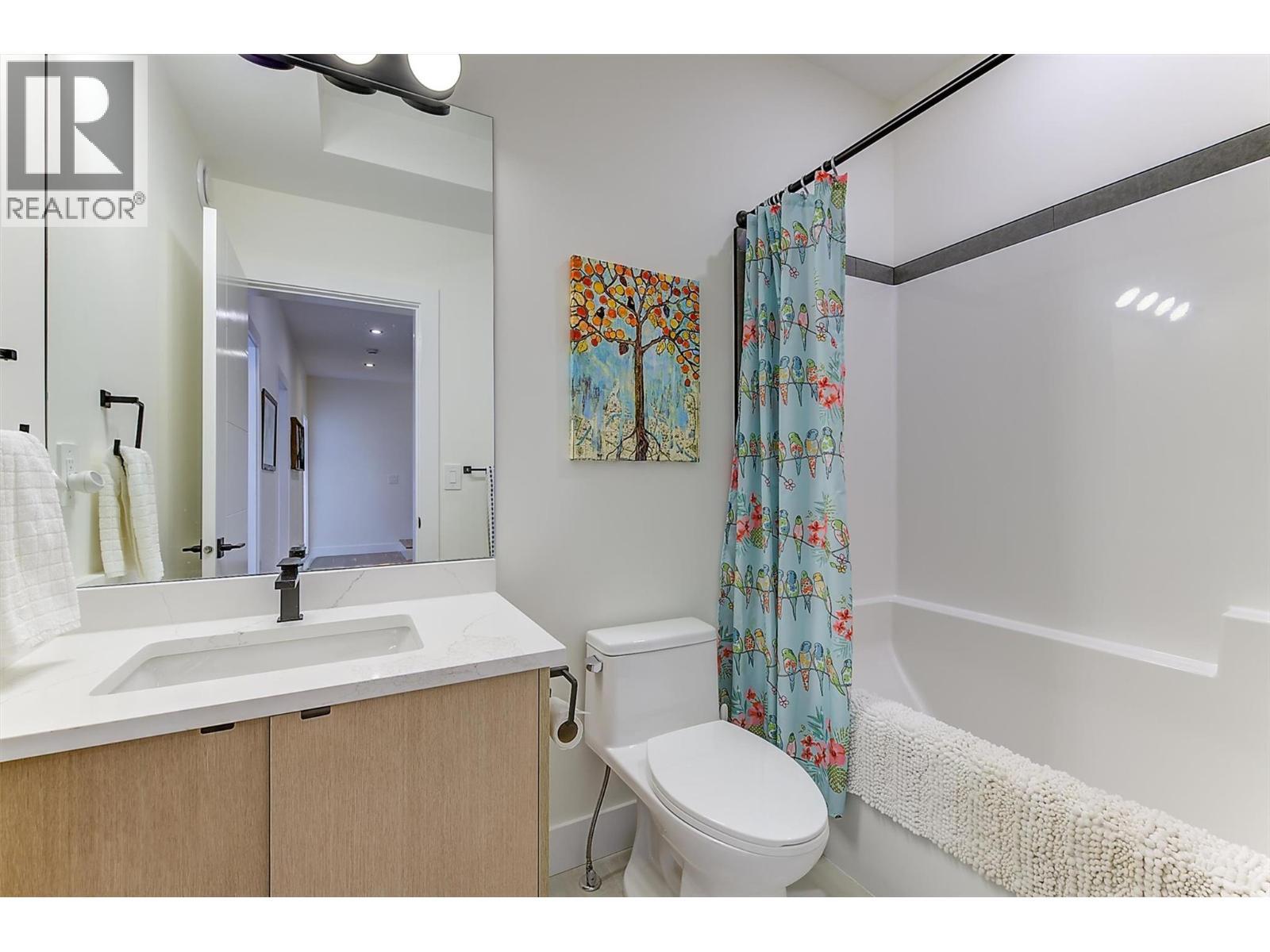 Full upper-level bathroom - 747 Patterson Avenue Unit# 2, Kelowna, BC - Indoor Photo Showing Bathroom