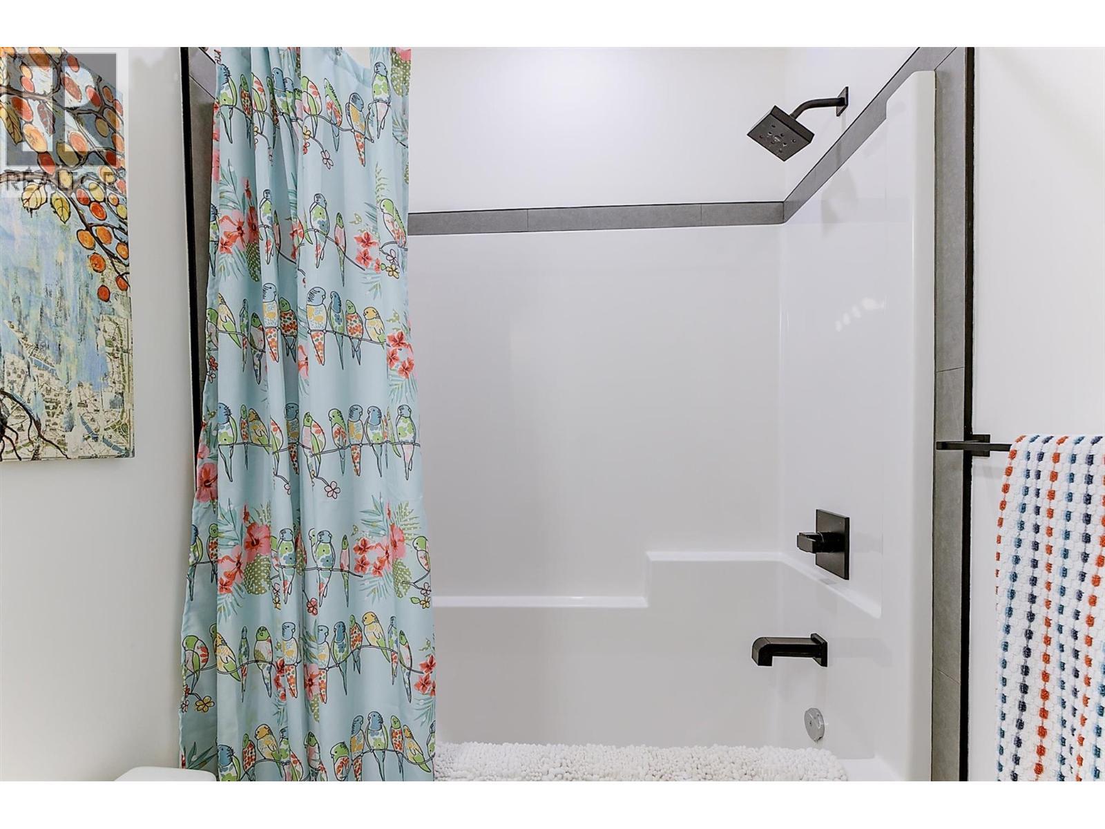 Full upper-level main bathroom includes a tub/shower combination — practical for family or guests - 747 Patterson Avenue Unit# 2, Kelowna, BC - Indoor Photo Showing Bathroom