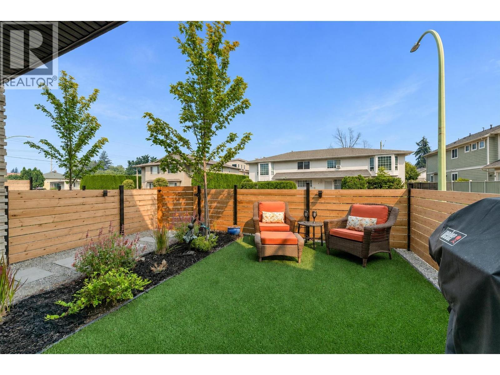Private fenced front yard • artificial turf - 747 Patterson Avenue Unit# 2, Kelowna, BC - Outdoor
