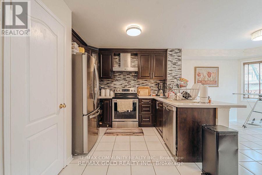 10 Squirreltail Way, Brampton, ON - Indoor Photo Showing Kitchen