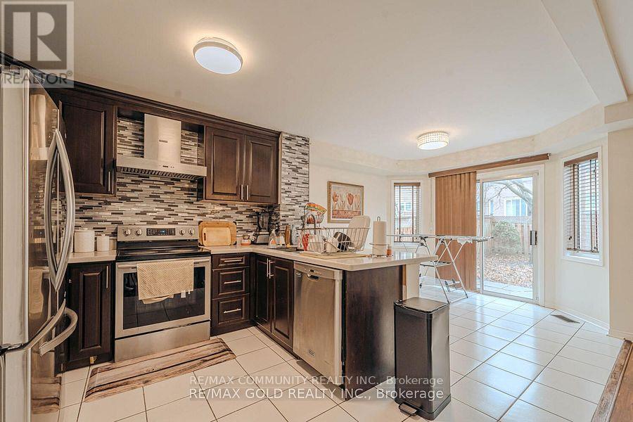 10 Squirreltail Way, Brampton, ON - Indoor Photo Showing Kitchen