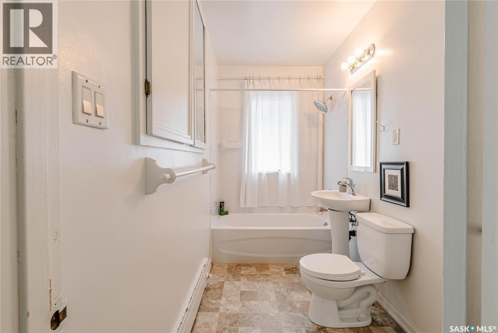 1012 2Nd Street E, Saskatoon, SK - Indoor Photo Showing Bathroom