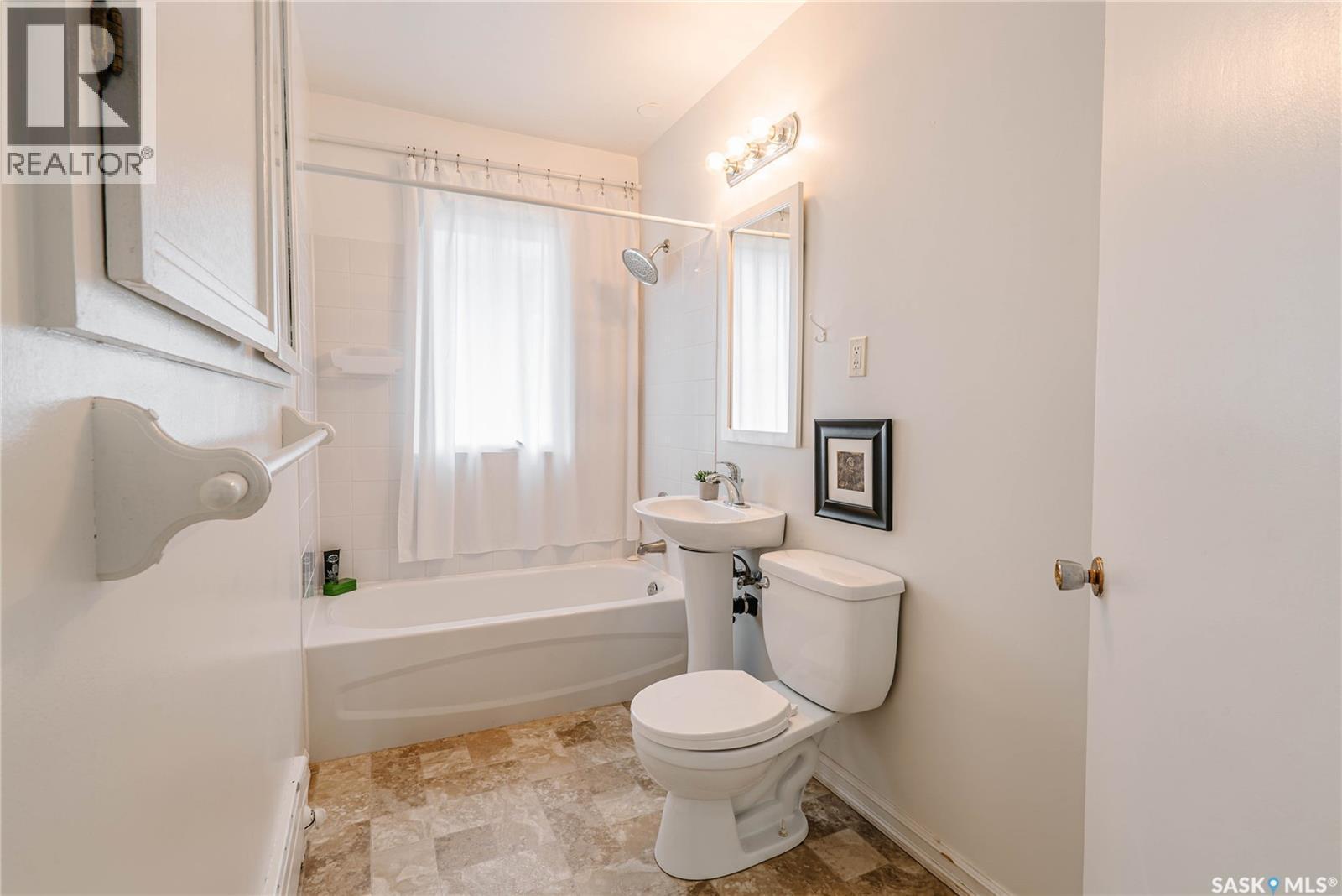 1012 2Nd Street E, Saskatoon, SK - Indoor Photo Showing Bathroom